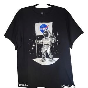 Akademiks NASA Astronaut Moon Landing Men’s Graphic T-Shirt Black Size XL